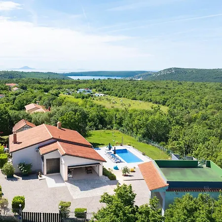 Dom wakacyjny House *